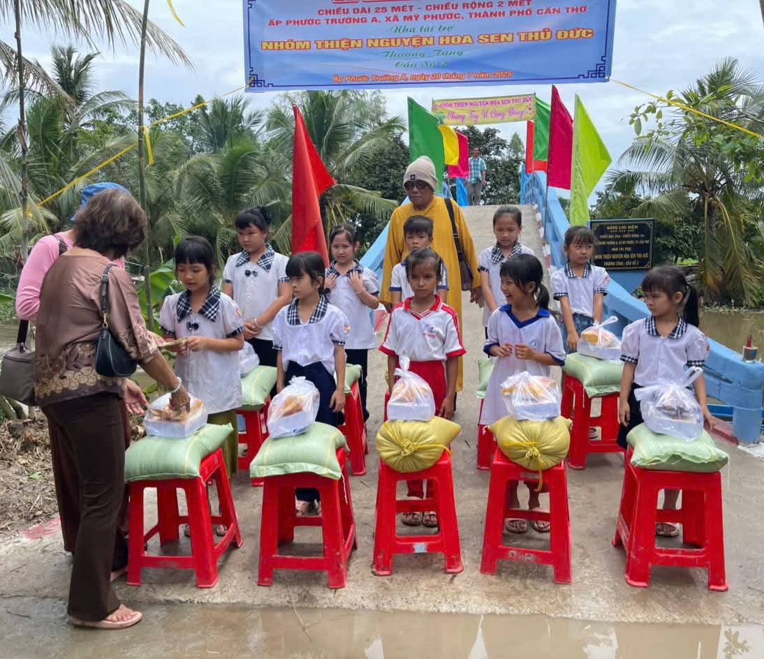 Học sinh có hoàn cảnh khó khăn của Trường tiểu học Mỹ Phước E nhận quà của mạnh thường quân.